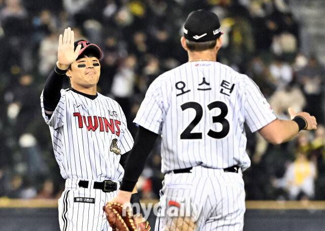 2일 오후 서울 잠실야구장에서 진행된 '2026 KBO리그' LG트윈스와 KIA타이거즈의 경기.LG 천성호와 오스틴이 2-1로 승리한 뒤 환호하고 있다.