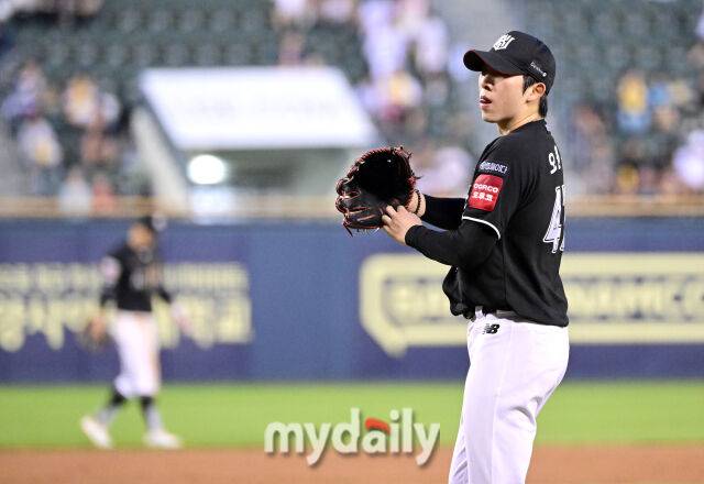 2025년 7월 29일 오후 서울 잠실구장에서 열린 '2025 신한 SOL뱅크 KBO 리그' KT 위즈와 LG 트윈스의 경기. KT 선발투수 오원석이 3회말 5실점한 뒤 당황하고 있다./마이데일리