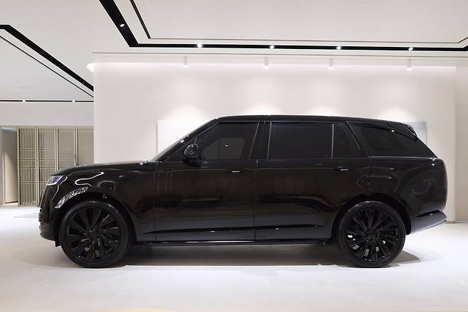 2일 서울 강남구 천일오토모빌 전시장의 레인지로버 ‘SV 블랙’ 외관 모습 [레인지로버 제공]