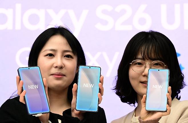 서울 종로구 KT 온맞이 광화문 플래그십매장에서 모델들이 삼성 갤럭시 S26 울트라를 선보이고 있다. [이상섭 기자]