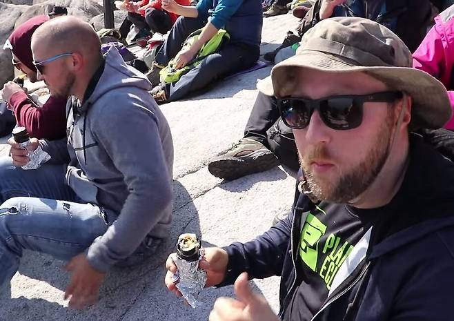 한국인처럼, 북한산 등정후 휴식시간에 김밥을 먹고 있는 외국인