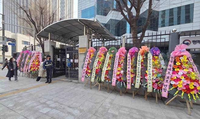 3일 외교부 앞에 푸바오 팬들이 전달한 푸바오 귀환촉구 화환들