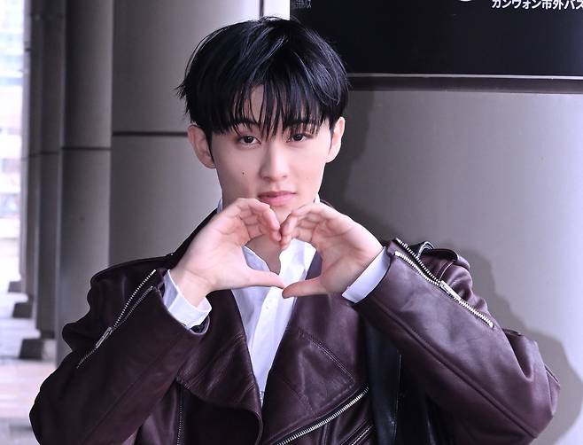 [헤럴드뮤즈=윤병찬 기자] NCT 마크가 31일 오후 해외 패션쇼 참석 차 김포국제공항을 통해 중국 상하이로 출국하고 있다.