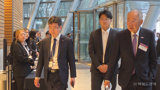 류진 한국경제인협회 회장이 3일 ‘제3차 한-프랑스 경제계 미래대화’에 참석하고 있다. [공동취재단]