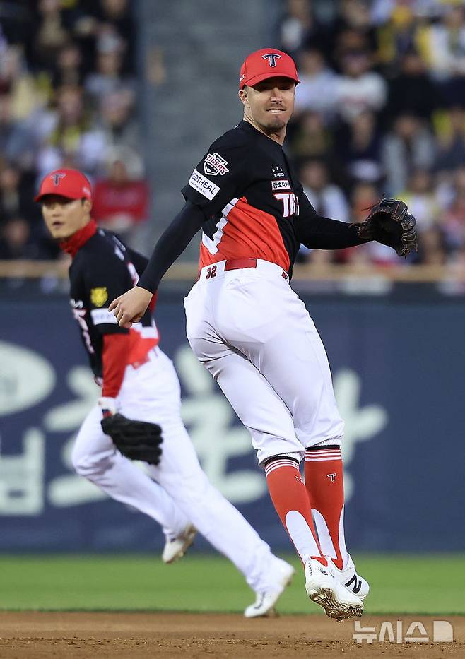 [서울=뉴시스] 조성우 기자 = 1일 오후 서울 송파구 잠실야구장에서 열린 2026 KBO리그 KIA 타이거즈와 LG 트윈스의 경기, KIA 유격수 데일이 LG 1회말 공격 1사 주자 만루서 오지환의 땅볼 타구를 잡아 1루 주자 문성주를 포스아웃 시킨 뒤 1루로 던지고 있다. 2026.04.01. xconfind@newsis.com