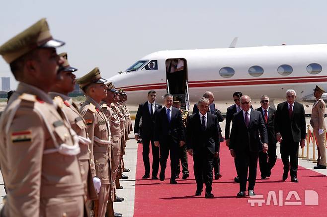 [바그다드=AP/뉴시스] 바그다드 국제공항 미대사관 외교 지원센터가 4월 2일 무인기 공격을 받았다.  사진은 지난 2025년 5월 이곳에 도착한 제 34차 아랍연맹 정상회의 대표들의 모습. 2026.04.03.