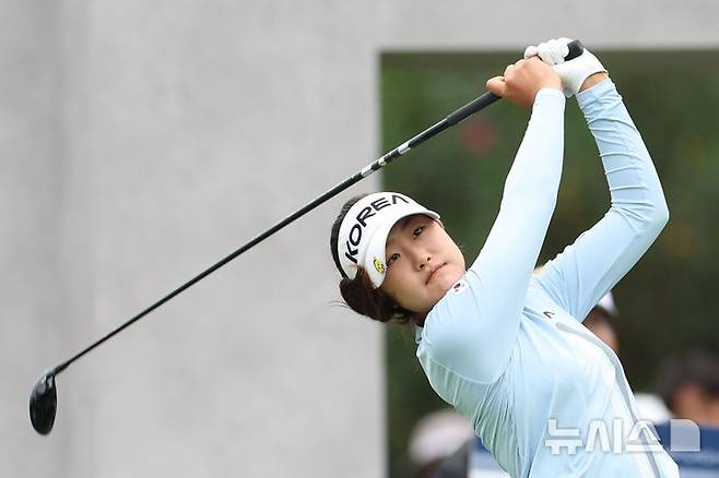 [해남=뉴시스] 권창회 기자 = 19일 오전 전남 해남 파인비치 골프링크스에서 열린 BMW 레이디스 챔피언십 2025 파이널라운드에서 오수민이 1번 홀 티샷을 치고 있다. 2025.10.19. kch0523@newsis.com