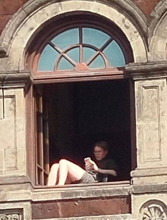 [서울=뉴시스] 지난 2일(현지시각) 멕시코 엘우니베르살은 멕시코 재무부 조정총국장 플로렌시아 프랑코가 지난 1일을 마지막으로 사임했다고 보도했다. 프랑코는 멕시코 국립궁전 창문에서 일광욕을 즐기다가 논란을 빚었다. (사진='Corresponsales MX' X 계정 캡처)