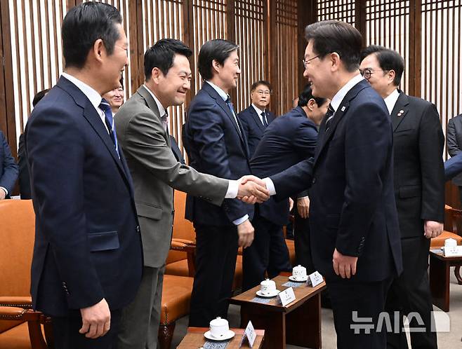 [서울=뉴시스] 국회사진기자단=이재명 대통령이 지난 2일 추가경정예산안 시정연설을 위해 국회방문해 사전 환담장에서 장동혁 국민의힘 대표와 인사를 나누고 있다.2026.04.02. photo@newsis.com