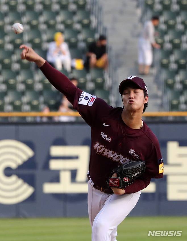 [서울=뉴시스] 김명년 기자 = 2일 서울 송파구 잠실야구장에서 열린 2023 프로야구 KBO리그 키움 히어로즈 대 LG 트윈스의 경기, 키움 선발투수 안우진이 역투하고 있다. 2023.08.02. kmn@newsis.com