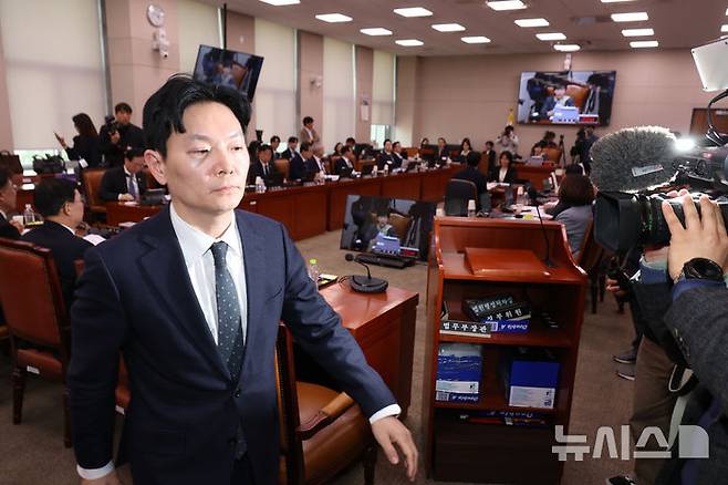 [서울=뉴시스] 고승민 기자 =  '쌍방울 대북 송금' 의혹 사건의 수사 책임자인 박상용 인천지검 부부장검사가 3일 서울 여의도 국회에서 열린 윤석열 정권 정치검찰 조작기소 의혹사건 진상규명 국정조사 특별위원회 전체회의에서 증인선서를 거부한 뒤 서영교 위원장에게 퇴장 지시를 받고 퇴장하고 있다. 2026.04.03. kkssmm99@newsis.com