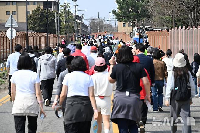 [의정부=뉴시스] 3일 오후 2026 의정부워킹페스타에 참가한 시민들이 반환 미군기지인 캠프 레드클라우드(CRC) 통과도로를 걷고 있다.(사진=의정부시 제공) 2026.04.03 photo@newsis.com   *재판매 및 DB 금지