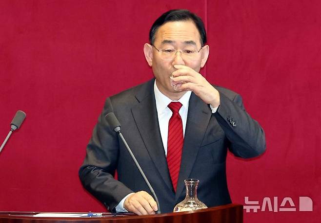 [서울=뉴시스] 조성봉 기자= 주호영 국민의힘 공천관리위원회 대구시장 예비후보가 공천 배제(컷오프)에 반발해 제기한 가처분 신청이 법원에서 받아들여지지 않았다. 사진은 주 의원이 이날 오후 서울 여의도 국회 본회의장에서 열린 제434회국회(임시회) 제1차 본회의 정치·외교·통일·안보에 관한 질문에서 질의를 하기 전 물을 마시고 있는 모습. 2026.04.03. suncho21@newsis.com