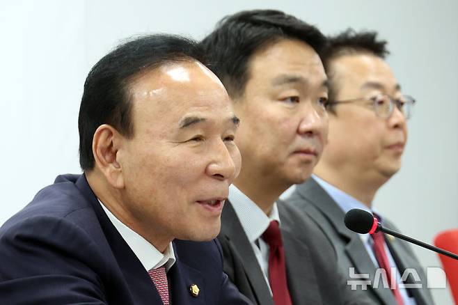 [서울=뉴시스] 고승민 기자 = 박덕흠 국민의힘 공천관리위원장이 2일 서울 여의도 당사에서 열린 공천관리위원회 회의에서 발언하고 있다. 2026.04.02. kkssmm99@newsis.com