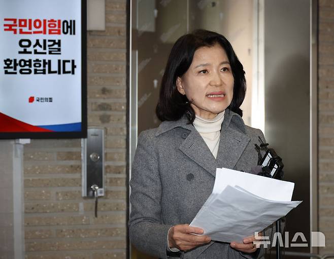 [서울=뉴시스] 김금보 기자 = 지방선거 국민의힘 대구시장 후보 공천 경선에서 컷오프 된 이진숙 전 방송통신위원회 위원장이 24일 오후 서울 여의도 국민의힘 중앙당사 로비에서 기자회견을 하고 있다. 2026.03.24. kgb@newsis.com