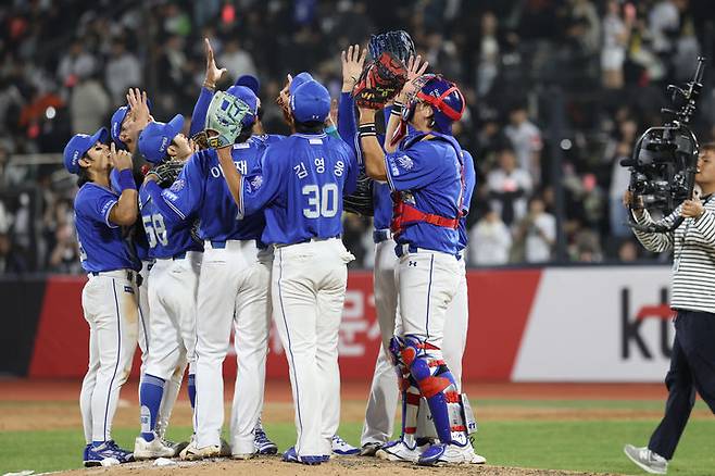 [서울=뉴시스] 프로야구 삼성 라이온즈 선수단이 3일 수원KT위즈파크에서 열린 2026 신한 쏠 KBO리그 KT 위즈와의 경기에서 승리한 뒤 세리머니를 하고 있다. (사진=삼성 라이온즈 제공) 2026.04.03. *재판매 및 DB 금지