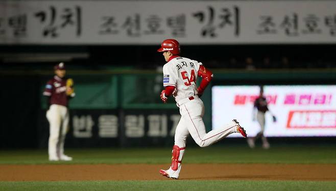 [서울=뉴시스] 프로야구 SSG 랜더스 최지훈이 2일 인천 SSG랜더스필드에서 열린 2026 신한 쏠 KBO리그 키움 히어로즈와의 경기에서 홈런을 친 뒤 베이스를 돌고 있다. (사진=SSG 랜더스 제공) 2026.04.02. *재판매 및 DB 금지