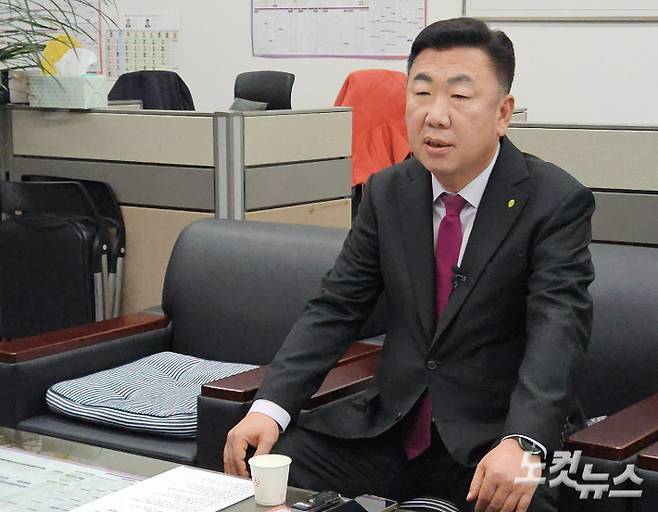 이범석 청주시장이 3일 시청 기자실을 찾아 당내 컷오프에 대한 재심청구가 수용된데 따른 입장을 밝히고 있다. 임성민 기자