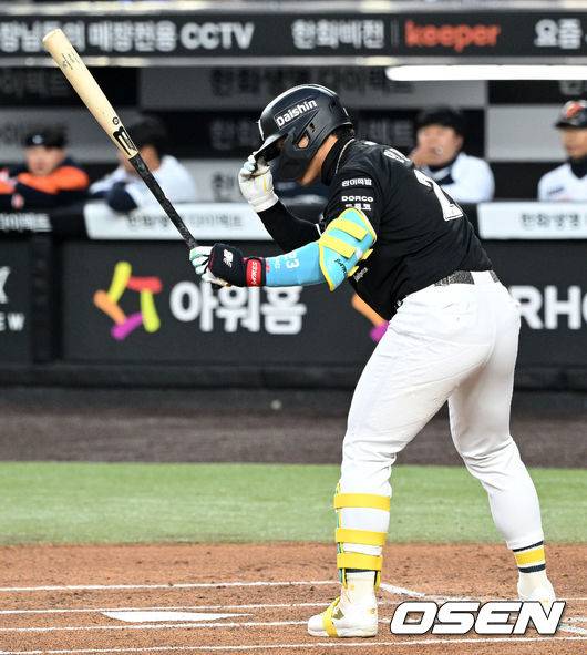 타석에 들어서며 대표팀에서 함께한 대선배 류현진 향해 인사한 안현민