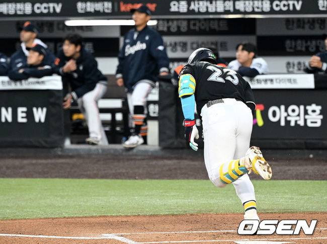 홈런 타구 확인 후 고개 숙이며 베이스 돈 안현민