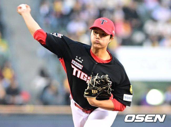 [OSEN=잠실, 조은정 기자] 2일 서울 잠실야구장에서 2026 신한 SOL KBO리그 LG 트윈스와 KIA 타이거즈의 경기가 열렸다. 이날 LG는 웰스, KIA는 김태형을 선발로 내세웠다. 1회말 KIA 김태형이 역투를 하고 있다. 2026.04.02 /cej@osen.co.kr