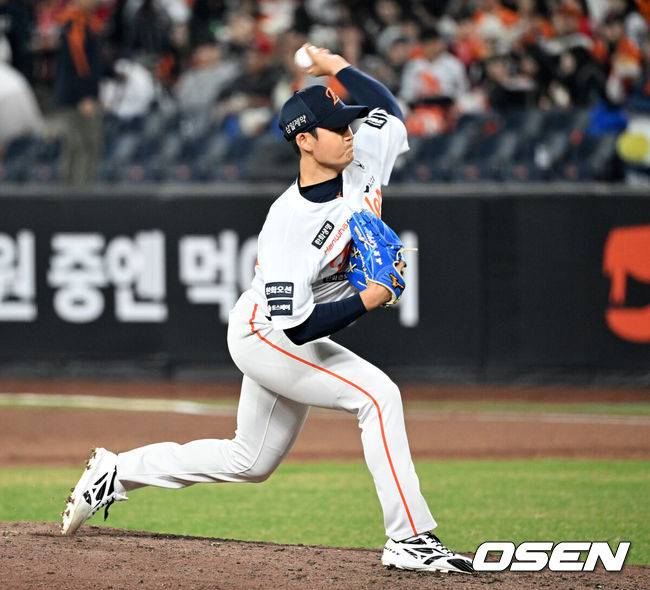 [OSEN=대전, 이대선 기자] 2일 대전 한화생명볼파크에서 2026 신한 SOL KBO리그 한화 이글스와 KT 위즈의 경기가 열렸다.이날 한화는 문동주, KT는 오원석을 선발로 내세웠다.6회초 한화 강건우가 역투하고 있다. 2026.04.02 /sunday@osen.co.kr