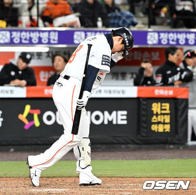 [OSEN=대전, 이대선 기자] 31일 대전 한화생명볼파크에서 2026 신한 SOL KBO리그 한화 이글스와 KT 위즈의 경기가 열렸다.이날 한화는 오웬 화이트, KT는 케일럽 보쉴리를 선발로 내세웠다.5회말 2사 1,2루에서 한화 노시환이 삼진으로 물러나며 아쉬워하고 있다. 2026.03.31 /sunday@osen.co.kr