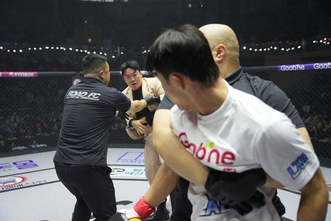 타이틀전이 아직&nbsp;2개월 가까이 남은 시점에서 벌써부터&nbsp;‘플라이급 챔피언’&nbsp;이정현(24, TEAM AOM)과&nbsp;‘도전자’인&nbsp;‘에임건’&nbsp;조준건(20, THE GYM LAB)의 신경전이 살벌하다. / 로드FC