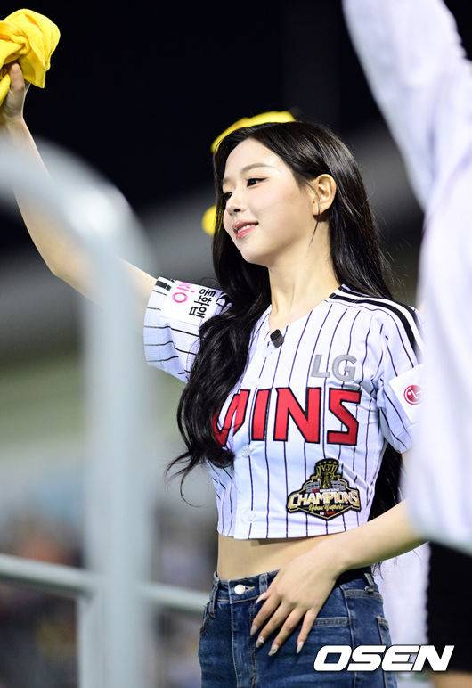 [OSEN=잠실, 조은정 기자] 프로야구 LG 트윈스가&nbsp;KIA 타이거즈에 위닝에 성공했다.&nbsp;LG 2일 잠실구장에서 열린 2026 KBO리그 KIA와 경기에서 2-1로 승리했다. 1승 1패를 주고받고 3연전 마지막 경기에서 승리했다. 이로써 LG는 개막 3연패 이후 2연승을 기록했다. KIA는 1승 4패가 됐다.&nbsp;트리플에스 김채연이 경기 응원을 하고 있다. 2026.04.02 /cej@osen.co.kr