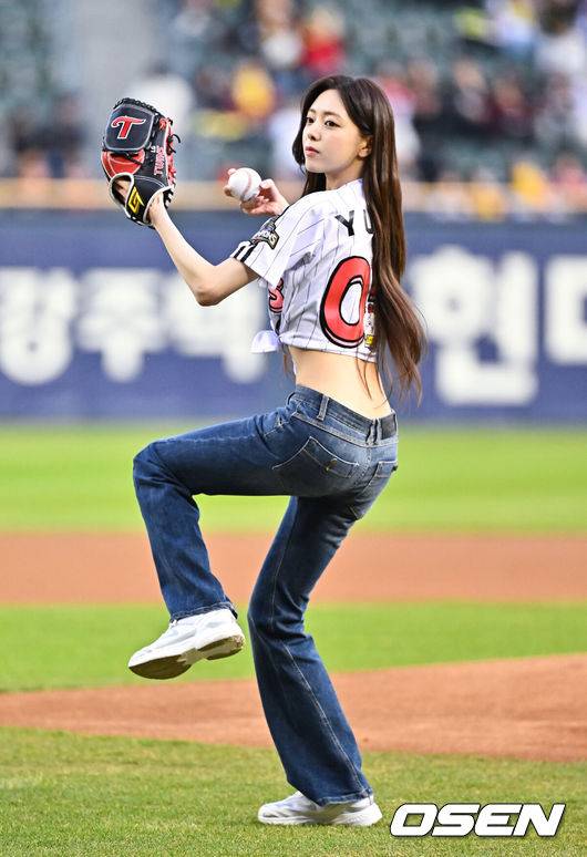 [OSEN=잠실, 박준형 기자] 프로야구 LG 트윈스가 KIA 타이거즈를 꺾고 개막 3연패에서 탈출했다.&nbsp;LG는 1일 서울 잠실구장에서 열린 2027 KBO리그 KIA와 시즌 2차전 맞대결에서 7-2로 승리했다. 이로써 LG는 개막 3연패를 끊고 첫 승을 신고했다.경기 앞서 있지 유나가 시구를 하고 있다.      2026.04.01 / soul1014@osen.co.kr