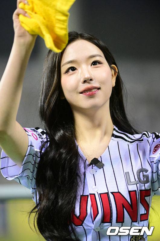 [OSEN=잠실, 조은정 기자] 프로야구 LG 트윈스가&nbsp;KIA 타이거즈에 위닝에 성공했다.&nbsp;LG 2일 잠실구장에서 열린 2026 KBO리그 KIA와 경기에서 2-1로 승리했다. 1승 1패를 주고받고 3연전 마지막 경기에서 승리했다. 이로써 LG는 개막 3연패 이후 2연승을 기록했다. KIA는 1승 4패가 됐다.&nbsp;트리플에스 김채연이 경기 응원을 하고 있다. 2026.04.02 /cej@osen.co.kr