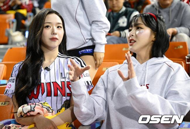 [OSEN=잠실, 조은정 기자] 프로야구 LG 트윈스가&nbsp;KIA 타이거즈에 위닝에 성공했다.&nbsp;LG 2일 잠실구장에서 열린 2026 KBO리그 KIA와 경기에서 2-1로 승리했다. 1승 1패를 주고받고 3연전 마지막 경기에서 승리했다. 이로써 LG는 개막 3연패 이후 2연승을 기록했다. KIA는 1승 4패가 됐다.&nbsp;트리플에스 김채연이 치어리더에게 응원 방법을 전수받고 있다. 2026.04.02 /cej@osen.co.kr