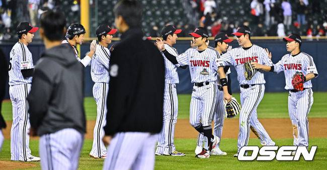 [OSEN=잠실, 박준형 기자] 프로야구 LG 트윈스가 KIA 타이거즈를 꺾고 개막 3연패에서 탈출했다.&nbsp;LG는 1일 서울 잠실구장에서 열린 2027 KBO리그 KIA와 시즌 2차전 맞대결에서 7-2로 승리했다. 이로써 LG는 개막 3연패를 끊고 첫 승을 신고했다.경기종료 후 LG 선수들이 승리의 기쁨을 나누고 있다.     2026.04.01 / soul1014@osen.co.kr