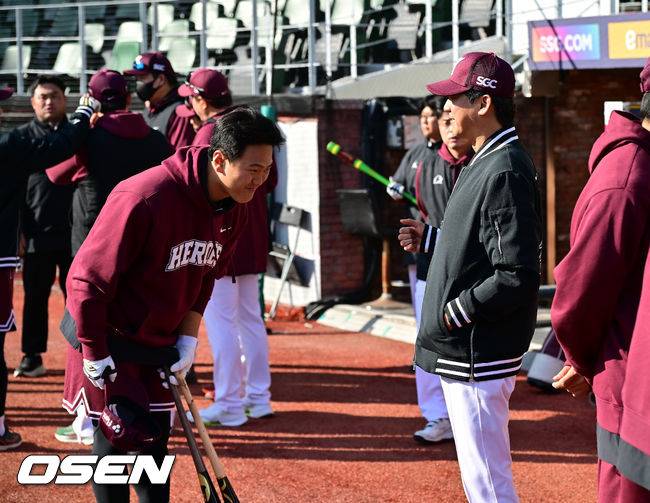 [OSEN=인천, 박준형 기자] 2일 오후 인천 SSG랜더스필드에서 2026 신한 SOL KBO리그&nbsp;SSG 랜더스와 키움 히어로즈의 경기가 진행됐다.이날 SSG는 최민준을, 키움은 정현우를 선발투수로 내세웠다. 경기에 앞서 키움 김건희가 설종진 감독에게 인사를 하고 있다.    2026.04.02 / soul1014@osen.co.kr