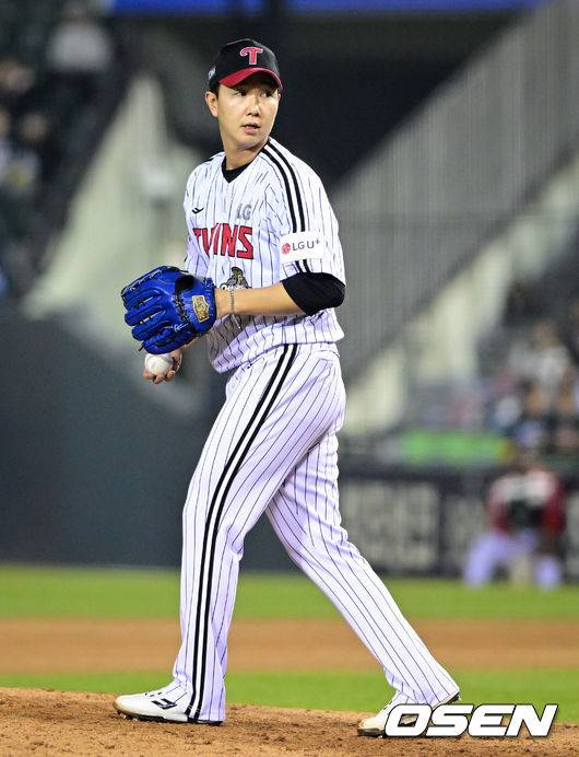 [OSEN=잠실, 조은정 기자] 2일 서울 잠실야구장에서 2026 신한 SOL KBO리그 LG 트윈스와 KIA 타이거즈의 경기가 열렸다. 이날 LG는 웰스, KIA는 김태형을 선발로 내세웠다. 9회초 LG 유영찬이 KIA 선두타자 김선빈에게 볼넷을 허용한 뒤 아쉬워하고 있다. 2026.04.02 /cej@osen.co.kr