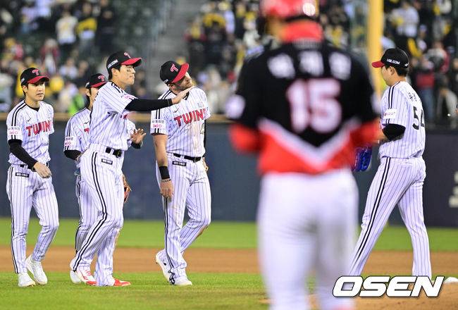 [OSEN=잠실, 조은정 기자] 프로야구 LG 트윈스가&nbsp;KIA 타이거즈에 위닝에 성공했다.&nbsp;LG 2일 잠실구장에서 열린 2026 KBO리그 KIA와 경기에서 2-1로 승리했다. 1승 1패를 주고받고 3연전 마지막 경기에서 승리했다. 이로써 LG는 개막 3연패 이후 2연승을 기록했다. KIA는 1승 4패가 됐다.&nbsp;LG 야수진이 유영찬과 승리를 기뻐하고 있다. 2026.04.02 /cej@osen.co.kr