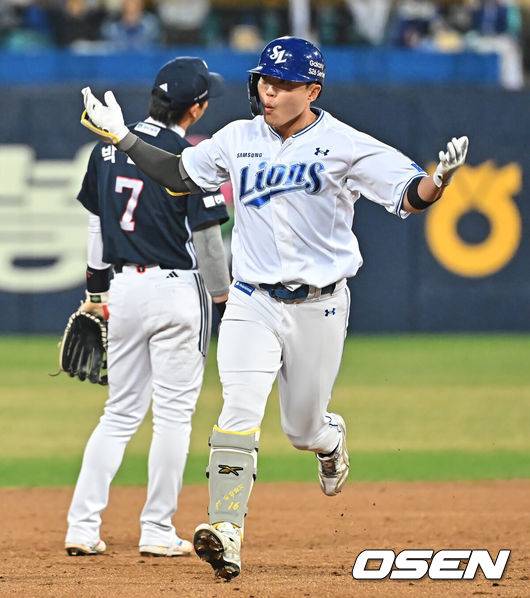 [OSEN=대구, 이석우 기자] 2일 대구삼성라이온즈파크에서 2026 신한 SOL KBO 리그 삼성 라이온즈와 두산 베어스의 경기가 열렸다. 홈팀 삼성은 이승현이, 방문팀 두산은 최민석이 선발 출전했다. 삼성 라이온즈 류지혁이 8회말 1사 1루 우월 2점 홈런을 치고 환호하고 있다. 2026.04.02 / foto0307@osen.co.kr