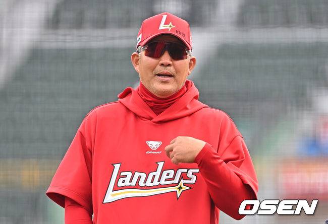 [OSEN=부산, 이석우 기자] 3일 부산 사직야구장에서 2026 신한 SOL KBO 리그 롯데 자이언츠와 SSG 랜더스의 경기가 열린다. 홈팀 롯데는 로드리게스가, 방문팀 SSG는 화이트가 선발 출전한다.SSG 랜더스 이숭용 감독이 해설진과 얘기를 하고 있다. 2026.04.03 / foto0307@osen.co.kr