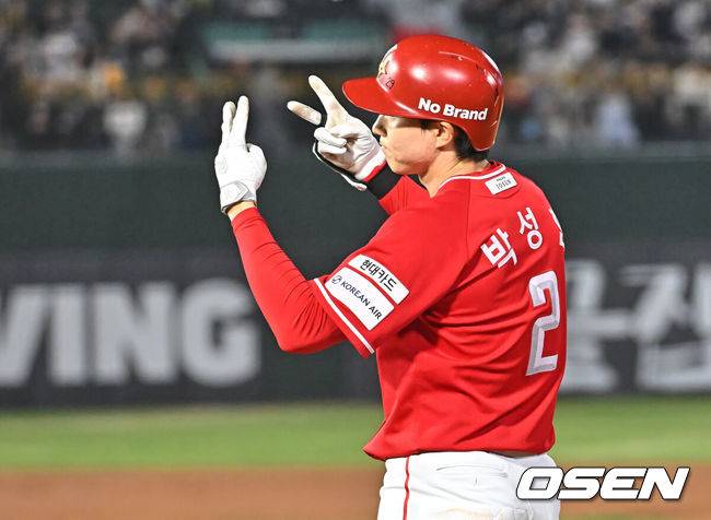 [OSEN=부산, 이석우 기자] 3일 부산 사직야구장에서 2026 신한 SOL KBO 리그 롯데 자이언츠와 SSG 랜더스의 경기가 열렸다. 홈팀 롯데는 로드리게스가, 방문팀 SSG는 화이트가 선발 출전했다.SSG 랜더스 박성한이 2회초 1사 만루 우익수 앞 2타점 안타를 치고 세리머니를 하고 있다. 2026.04.03 / foto0307@osen.co.kr
