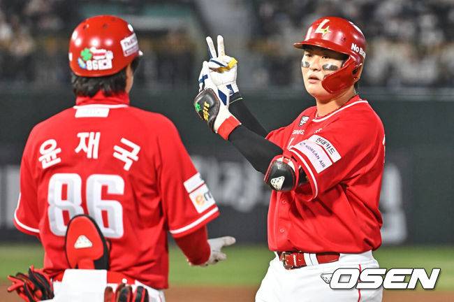 [OSEN=부산, 이석우 기자] 3일 부산 사직야구장에서 2026 신한 SOL KBO 리그 롯데 자이언츠와 SSG 랜더스의 경기가 열렸다. 홈팀 롯데는 로드리게스가, 방문팀 SSG는 화이트가 선발 출전했다.SSG 랜더스 고명준이 3회초 무사 1,2루 중견수 앞 1타점 안타를 치고 세리머니를 하고 있다. 2026.04.03 / foto0307@osen.co.kr