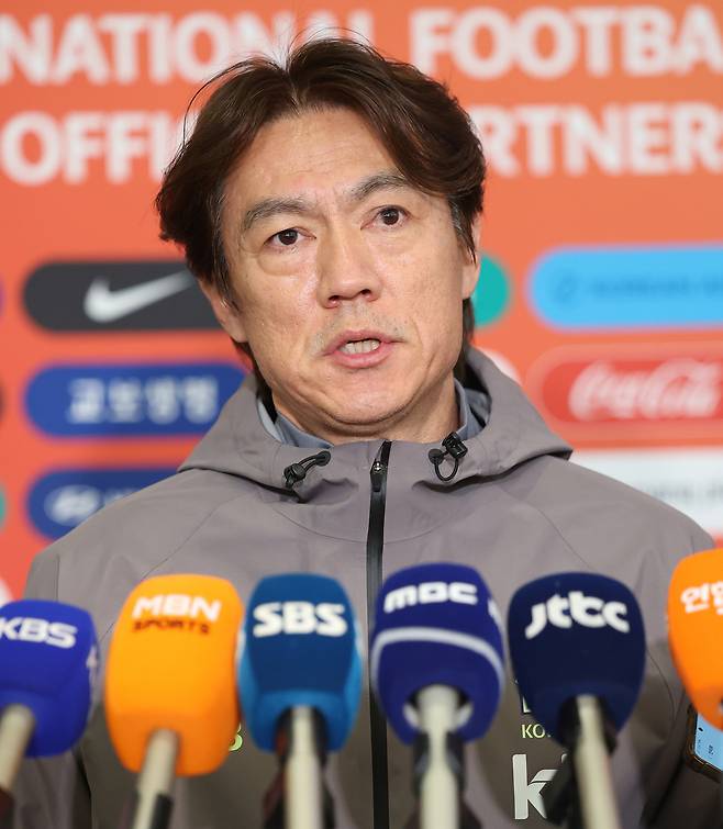 2026 국제축구연맹(FIFA) 북중미 월드컵 소집 전 마지막 평가전을 마치고 돌아온 대한민국 축구 국가대표팀 홍명보 감독이 2일 인천국제공항 제2터미널을 통해 귀국해 취재진의 질문에 답하고 있다. 유럽 원정 A매치 코트디부아르와 오스트리아전에서 두 경기 연속 ‘영패’를 기록한 대표팀은 골 결정력은 물론 수비 조직력마저 총체적 난국 상황에 빠지면서 월드컵 본선 경쟁력에 ‘빨간불’이 켜졌다. 뉴스1