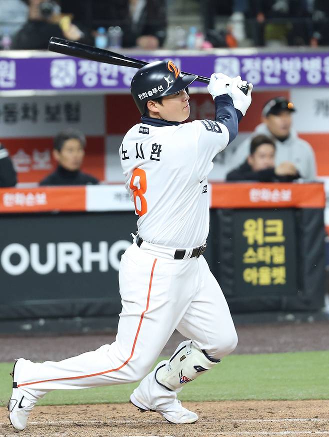 2일 대전 한화생명볼파크에서 열린 2026 신한 SOL KBO리그 KT 위즈와 한화 이글스의 경기 4회말 1사 1,3루 상황, 한화 노시환이 1타점 타격을 하고 있다.&nbsp; 뉴스1