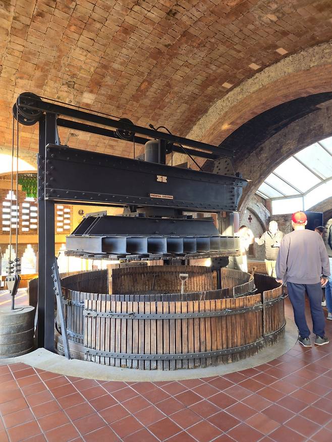 와인박물관 대형 포도 압착기. 최현태 기자