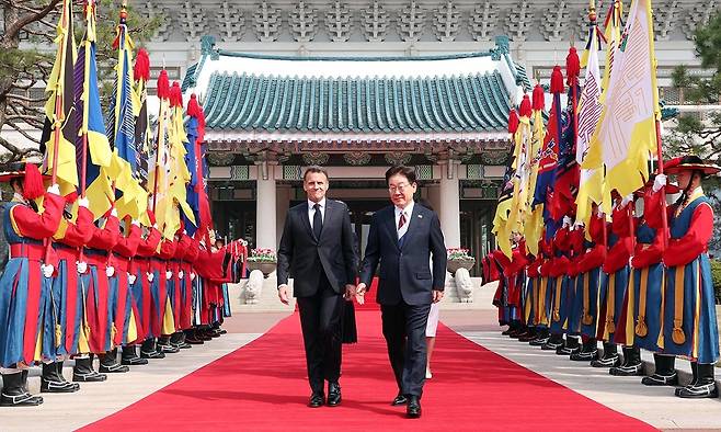 이재명 대통령이 3일 청와대에서 국빈 방한한 에마뉘엘 마크롱 프랑스 대통령과 공식 환영식장으로 향하고 있다. 연합뉴스