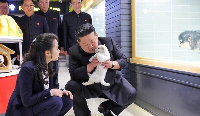 김정은 북한 국무위원장이 딸 주애와 함께 개업을 앞둔 '평양의 신도시' 화성지구 4단계 구역의 봉사시설(상업시설)을 돌아보며 운영준비 상태를 요해(파악)했다고 조선중앙통신이 보도했다. 연합뉴스(조선중앙통신)