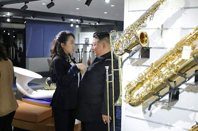 김정은, 개업 앞둔 화성지구 4단계 상업시설 시찰. 연합뉴스(조선중앙통신)