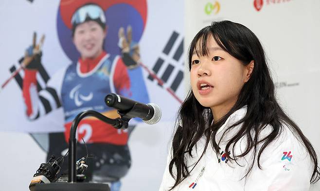 ‘패럴림픽 2관왕’ 김윤지가 지난달 26일 서울 송파구 올림픽회관 신관 대한장애인체육회에서 2026 밀라노·코르티나 동계패럴림픽 대한민국 선수단 MVP 기자회견을 하고 있다. 뉴스1
