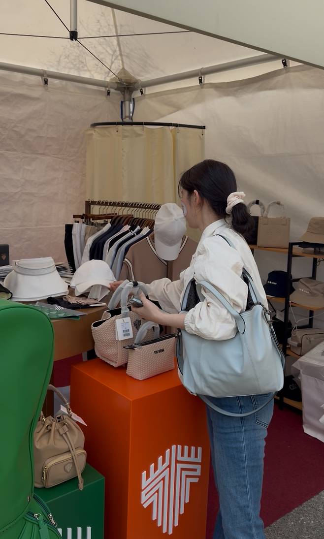 박성현에게 사인을 받기 위해 모자를 고르고 있다.&nbsp;한재경 PD