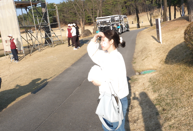 9번 홀에서 박성현이 오기를 기다리고 있다.&nbsp;한재경 PD