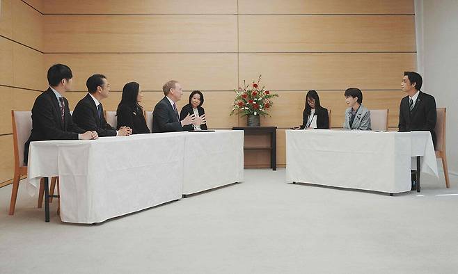 다카이치 사나에 일본 총리가 3일 도쿄 총리관저에서&nbsp;브래드 스미스 마이크로소프트(MS) 사장 등을 접견하고 있다. 왼쪽부터 다나카 구니히로 사쿠라인터넷 사장, 미야카와 준이치 소프트뱅크 사장, 쓰사카 미키&nbsp;MS일본 사장, 스미스 사장, 다카이치 총리, 이노 도시로 경제산업성 차관. 도쿄=AFP연합뉴스